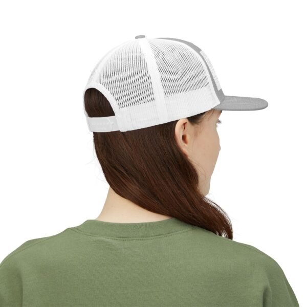 Elegante gorra de camionero con mapa de GUATE, perfecta para aventuras al aire libre.