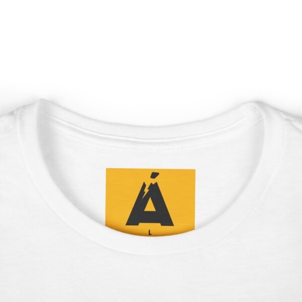 Camiseta de aventura guatemalteca para mujer, de postal de ATITLÁN, perfecta para viajeros y senderistas.