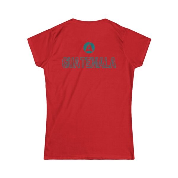 Camiseta de aventura guatemalteca para mujer, de postal de ATITLÁN, perfecta para viajeros y senderistas.