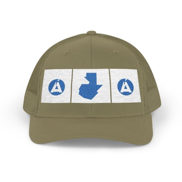 Elegante gorra de camionero con mapa de GUATE, perfecta para aventuras al aire libre.