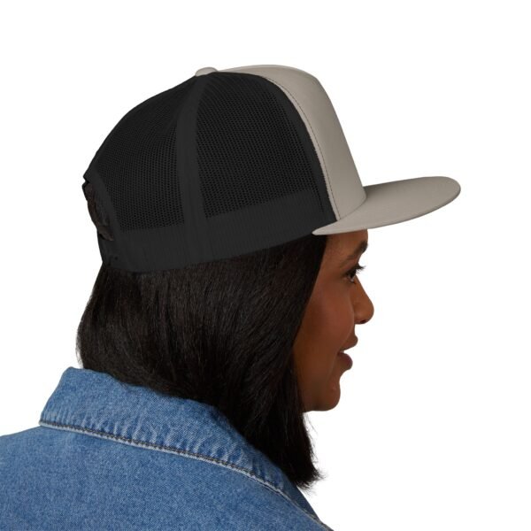 Gorra plana con visera ajustable y diseño de GUATE,  moderna para uso casual.