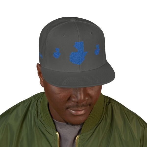 Gorra plana con visera ajustable y diseño de GUATE,  moderna para uso casual.