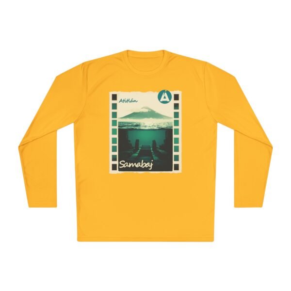 Camiseta unisex de manga larga con postal de ATITLÁN, perfecta para viajeros y amantes de actividades al aire libre.