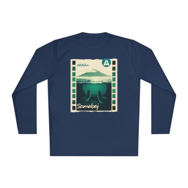 Camiseta unisex de manga larga con postal de ATITLÁN, perfecta para viajeros y amantes de actividades al aire libre.