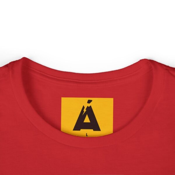 Camiseta de aventura guatemalteca para mujer, de postal de ATITLÁN, perfecta para viajeros y senderistas.
