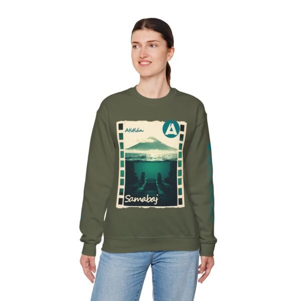 Sudadera unisex de cuello redondo de inspiración vintage de Samabaj, una prenda acogedora y moderna.