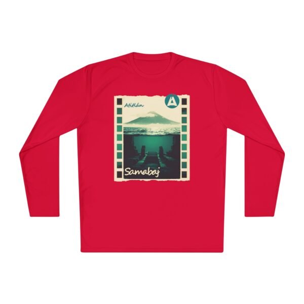 Camiseta unisex de manga larga con postal de ATITLÁN, perfecta para viajeros y amantes de actividades al aire libre.