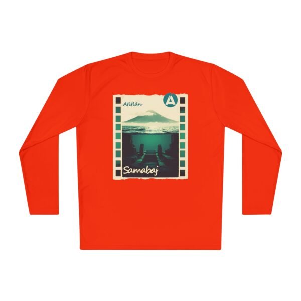 Camiseta unisex de manga larga con postal de ATITLÁN, perfecta para viajeros y amantes de actividades al aire libre.