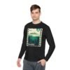 Camiseta unisex de manga larga con postal de ATITLÁN, perfecta para viajeros y amantes de actividades al aire libre.