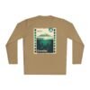 Camiseta unisex de manga larga con postal de ATITLÁN, perfecta para viajeros y amantes de actividades al aire libre.