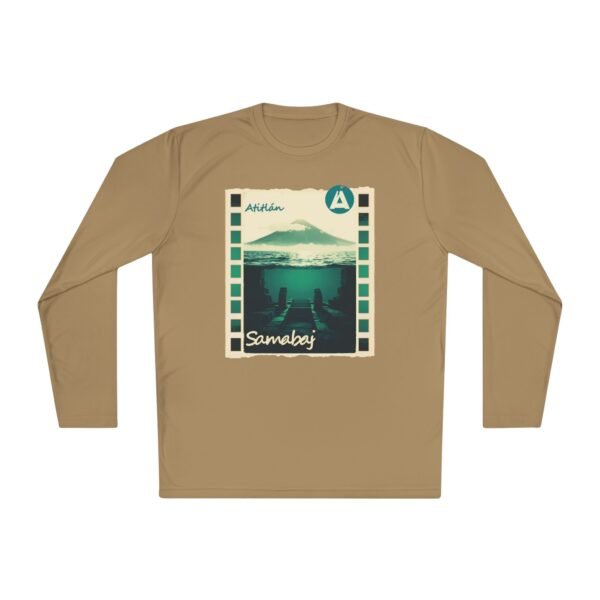 Camiseta unisex de manga larga con postal de ATITLÁN, perfecta para viajeros y amantes de actividades al aire libre.