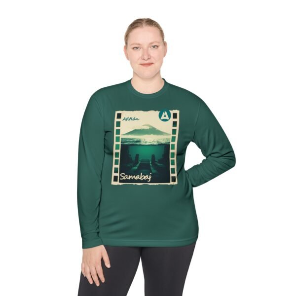 Camiseta unisex de manga larga con postal de ATITLÁN, perfecta para viajeros y amantes de actividades al aire libre.