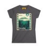 Camiseta de aventura guatemalteca para mujer, de postal de ATITLÁN, perfecta para viajeros y senderistas.