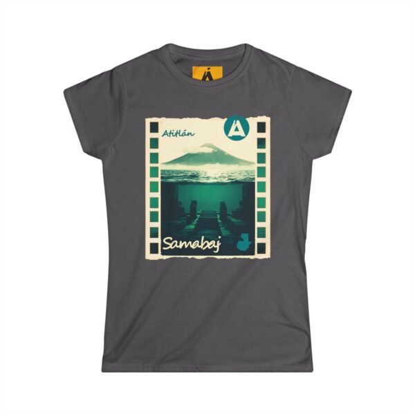 Camiseta de aventura guatemalteca para mujer, de postal de ATITLÁN, perfecta para viajeros y senderistas.