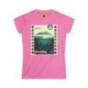 Camiseta de aventura guatemalteca para mujer, de postal de ATITLÁN, perfecta para viajeros y senderistas.