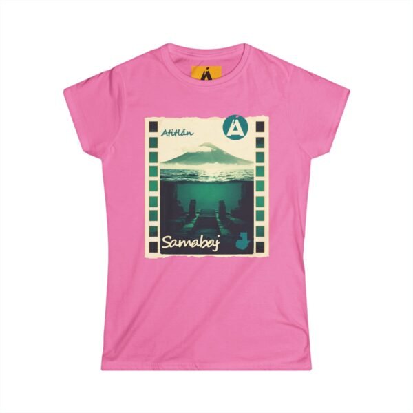 Camiseta de aventura guatemalteca para mujer, de postal de ATITLÁN, perfecta para viajeros y senderistas.