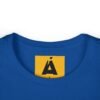 Camiseta de aventura guatemalteca para mujer, de postal de ATITLÁN, perfecta para viajeros y senderistas.