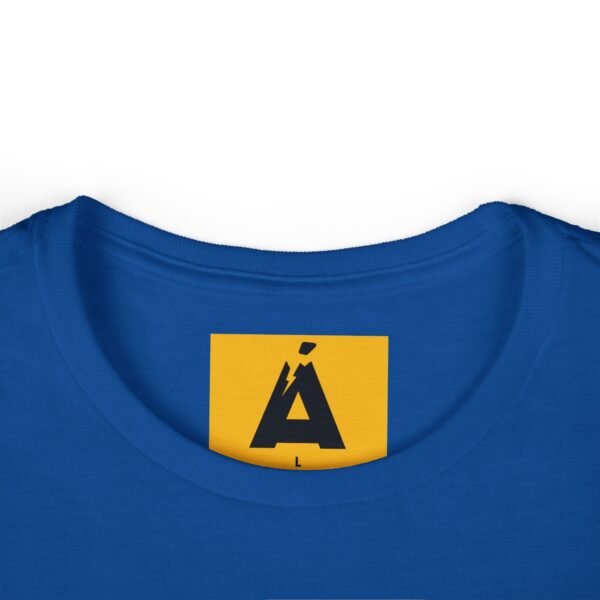 Camiseta de aventura guatemalteca para mujer, de postal de ATITLÁN, perfecta para viajeros y senderistas.