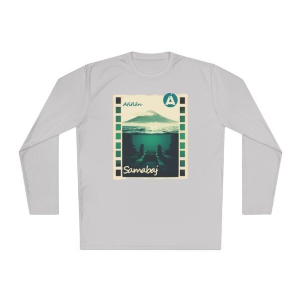 Camiseta unisex de manga larga con postal de ATITLÁN, perfecta para viajeros y amantes de actividades al aire libre.