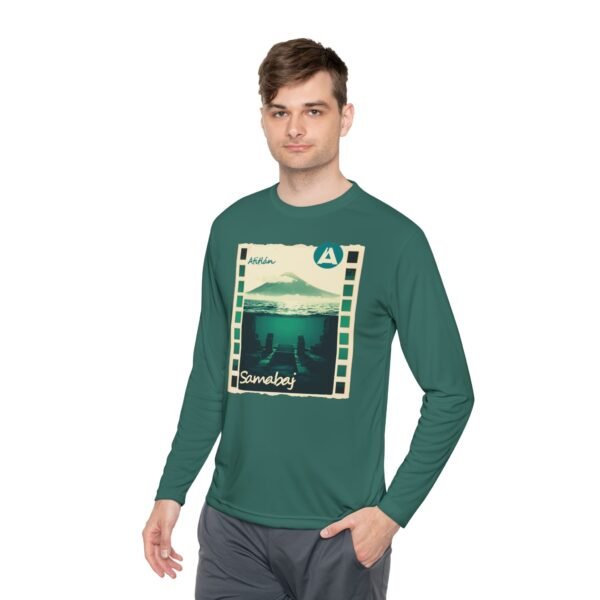 Camiseta unisex de manga larga con postal de ATITLÁN, perfecta para viajeros y amantes de actividades al aire libre.