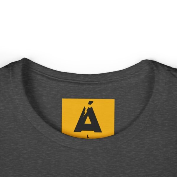 Camiseta de aventura guatemalteca para mujer, de postal de ATITLÁN, perfecta para viajeros y senderistas.