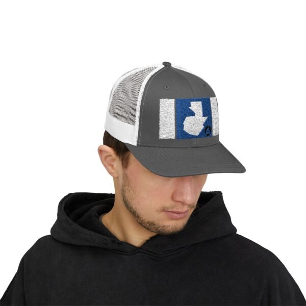 Demuestra tu amor por Guatemala con esta gorra snapback, perfecta para uso casual o aventuras al aire libre.