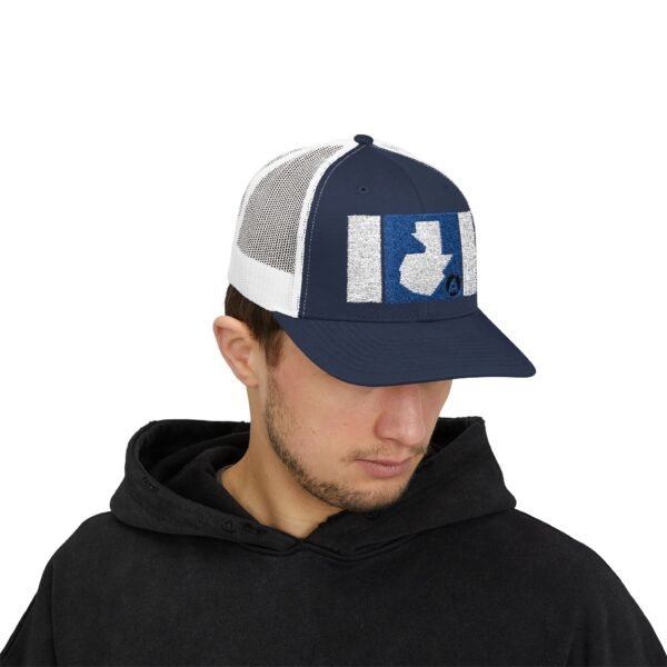 Demuestra tu amor por Guatemala con esta gorra snapback, perfecta para uso casual o aventuras al aire libre.