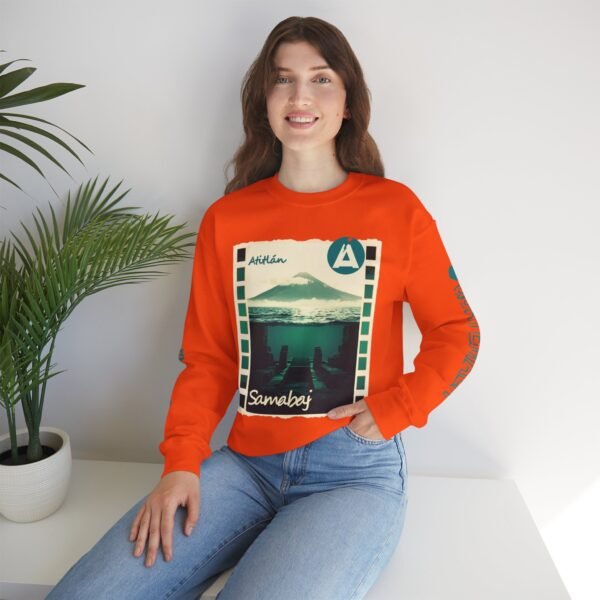 Sudadera unisex de cuello redondo de inspiración vintage de Samabaj, una prenda acogedora y moderna.