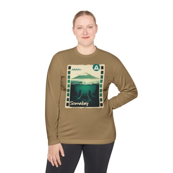 Camiseta unisex de manga larga con postal de ATITLÁN, perfecta para viajeros y amantes de actividades al aire libre.