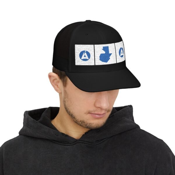Elegante gorra de camionero con mapa de GUATE, perfecta para aventuras al aire libre.