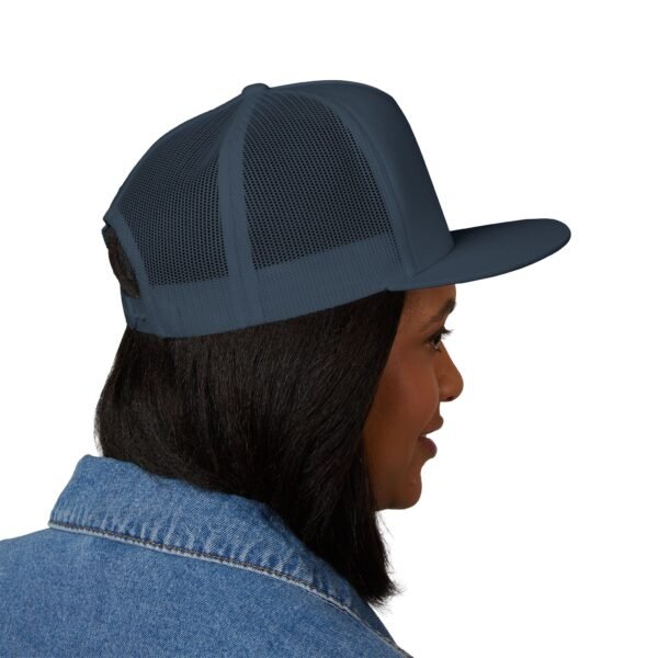 Gorra plana con visera ajustable y diseño de GUATE,  moderna para uso casual.