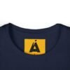 Camiseta de aventura guatemalteca para mujer, de postal de ATITLÁN, perfecta para viajeros y senderistas.