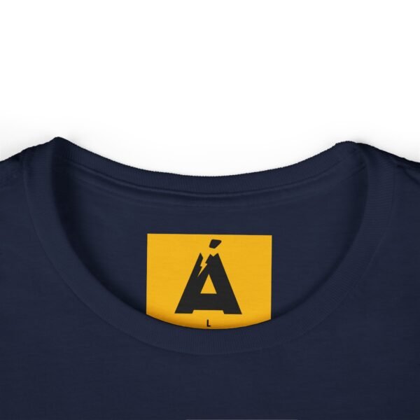 Camiseta de aventura guatemalteca para mujer, de postal de ATITLÁN, perfecta para viajeros y senderistas.