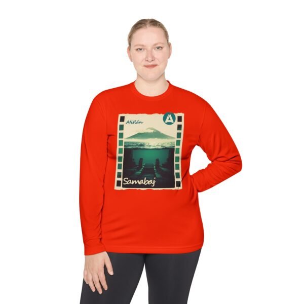 Camiseta unisex de manga larga con postal de ATITLÁN, perfecta para viajeros y amantes de actividades al aire libre.