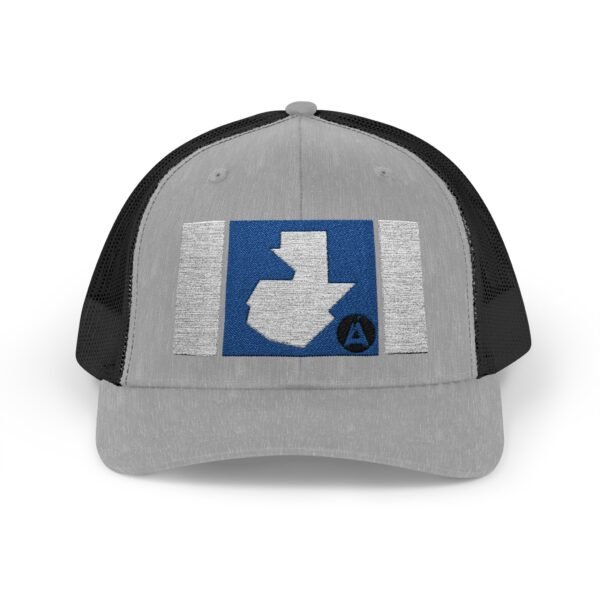 Demuestra tu amor por Guatemala con esta gorra snapback, perfecta para uso casual o aventuras al aire libre.