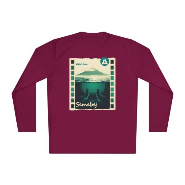 Camiseta unisex de manga larga con postal de ATITLÁN, perfecta para viajeros y amantes de actividades al aire libre.