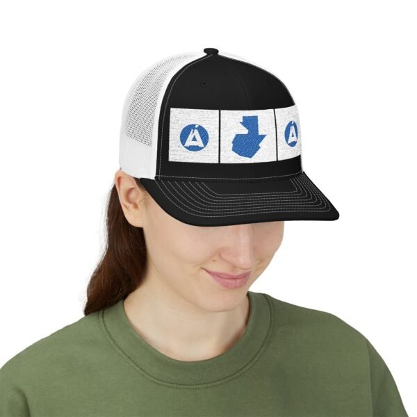 Elegante gorra de camionero con mapa de GUATE, perfecta para aventuras al aire libre.