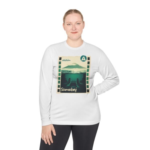 Camiseta unisex de manga larga con postal de ATITLÁN, perfecta para viajeros y amantes de actividades al aire libre.