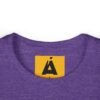Camiseta de aventura guatemalteca para mujer, de postal de ATITLÁN, perfecta para viajeros y senderistas.