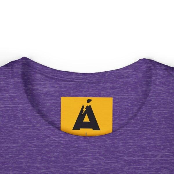 Camiseta de aventura guatemalteca para mujer, de postal de ATITLÁN, perfecta para viajeros y senderistas.