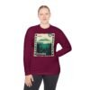 Camiseta unisex de manga larga con postal de ATITLÁN, perfecta para viajeros y amantes de actividades al aire libre.