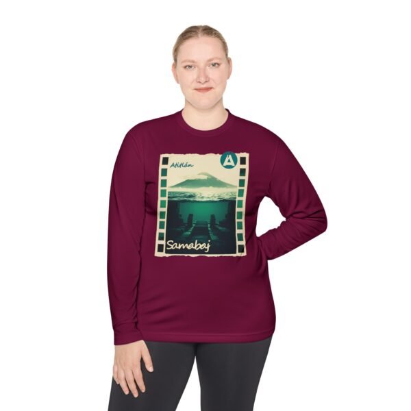 Camiseta unisex de manga larga con postal de ATITLÁN, perfecta para viajeros y amantes de actividades al aire libre.