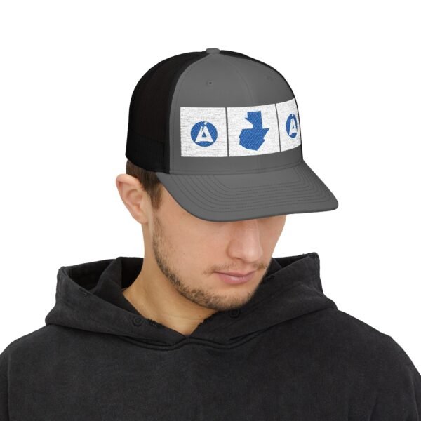 Elegante gorra de camionero con mapa de GUATE, perfecta para aventuras al aire libre.