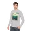 Camiseta unisex de manga larga con postal de ATITLÁN, perfecta para viajeros y amantes de actividades al aire libre.