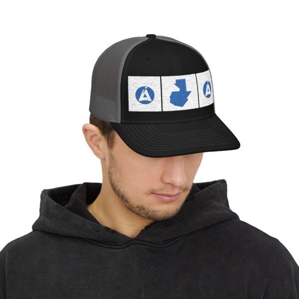 Elegante gorra de camionero con mapa de GUATE, perfecta para aventuras al aire libre.