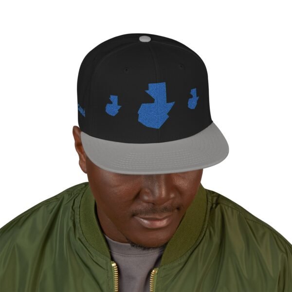 Gorra plana con visera ajustable y diseño de GUATE,  moderna para uso casual.