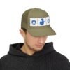 Elegante gorra de camionero con mapa de GUATE, perfecta para aventuras al aire libre.