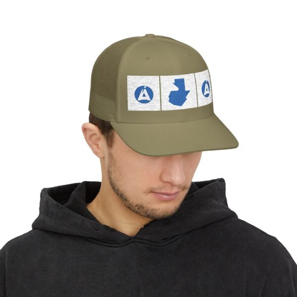 Elegante gorra de camionero con mapa de GUATE, perfecta para aventuras al aire libre.