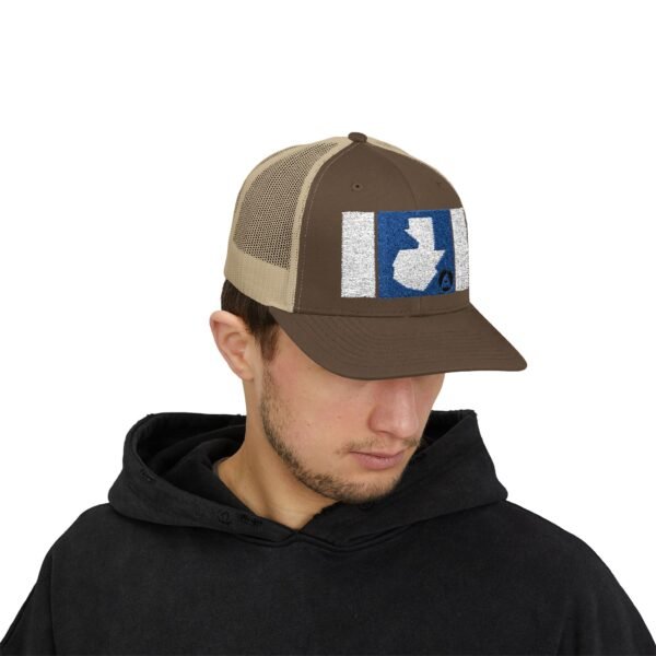 Demuestra tu amor por Guatemala con esta gorra snapback, perfecta para uso casual o aventuras al aire libre.