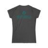 Camiseta de aventura guatemalteca para mujer, de postal de ATITLÁN, perfecta para viajeros y senderistas.